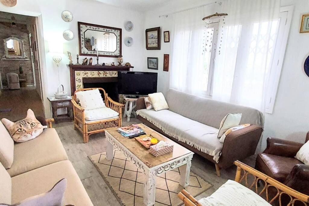 Waterfront 3 Bedroom Beach Apartment *
